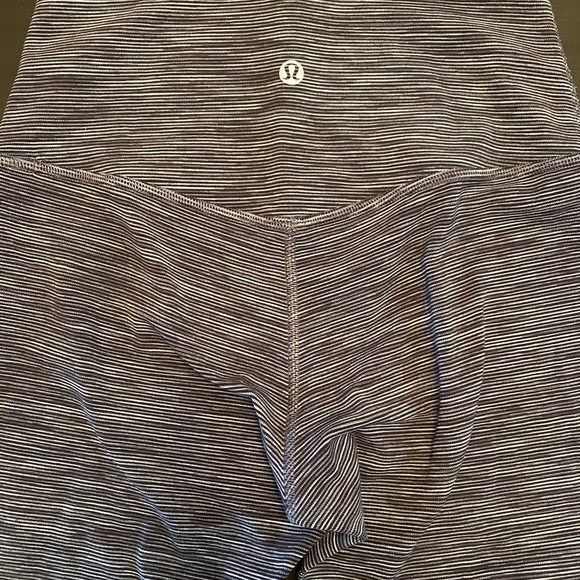 Lululemon heather-black 21” leggings - Picture 3 of 7